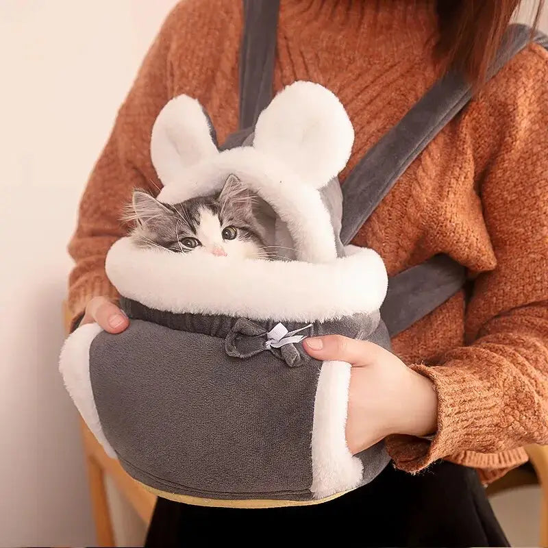 Une femme avec un chat dans le panier Ultimate Comfort Carrier for Dogs and Cats