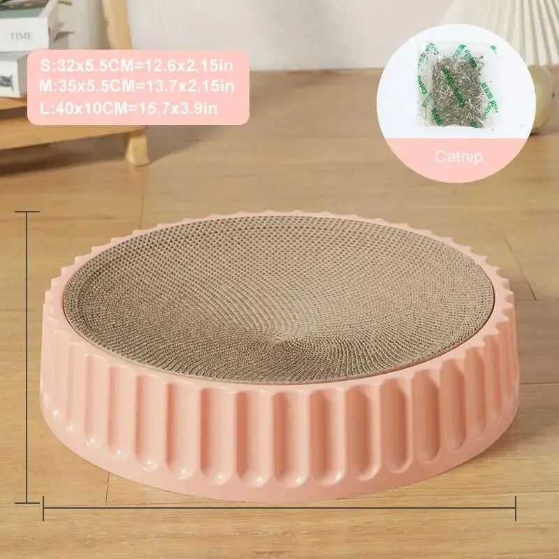 Chat appréciant le tapis griffoir rond en papier ondulé, un parfait griffoir et tapis rond
