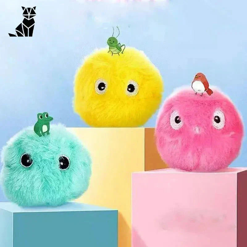 Trois balles interactives colorées et pelucheuses CatBall dans une boîte, parfaites pour les chats joueurs