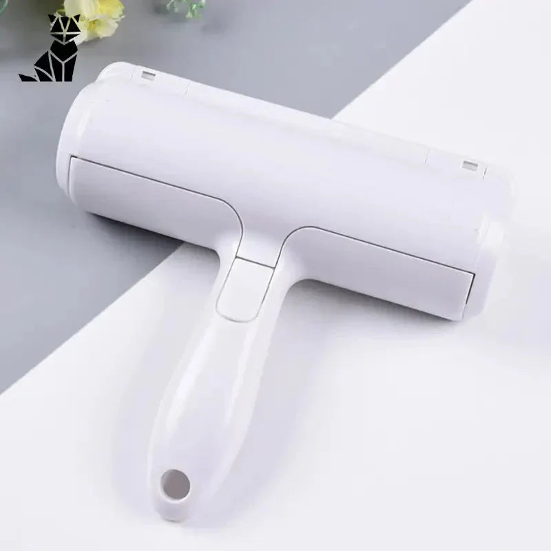 Brosse CoolClean : Sèche-cheveux blanc élégant sur table pour une solution anti-poil efficace