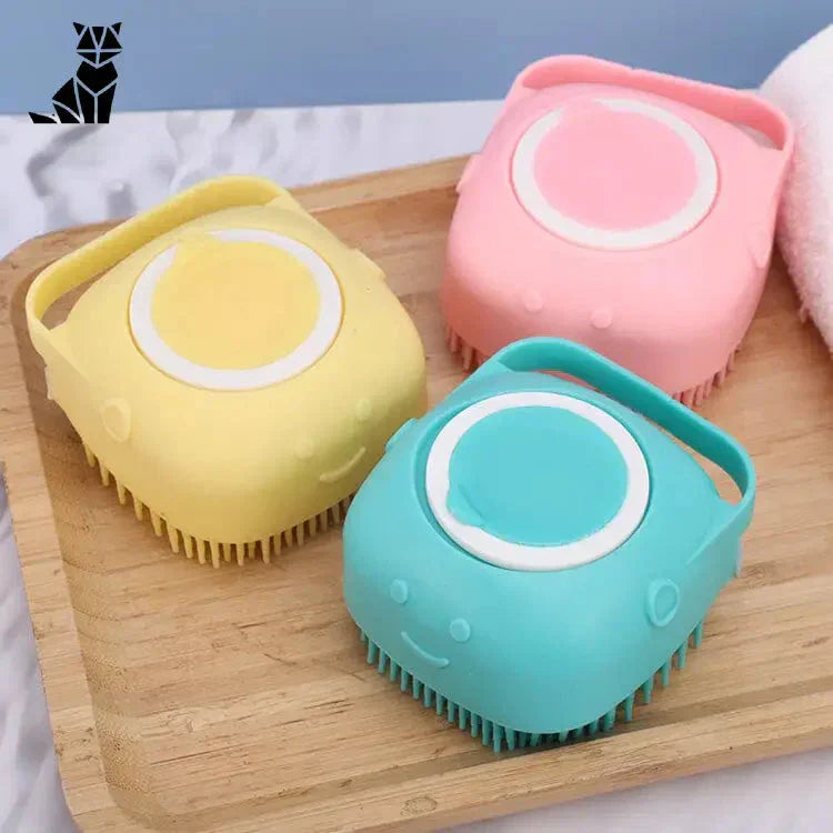 DouceurPelage™ Grooming Brush : brosse en plastique de trois couleurs pour la toilette et le jeu des animaux de compagnie