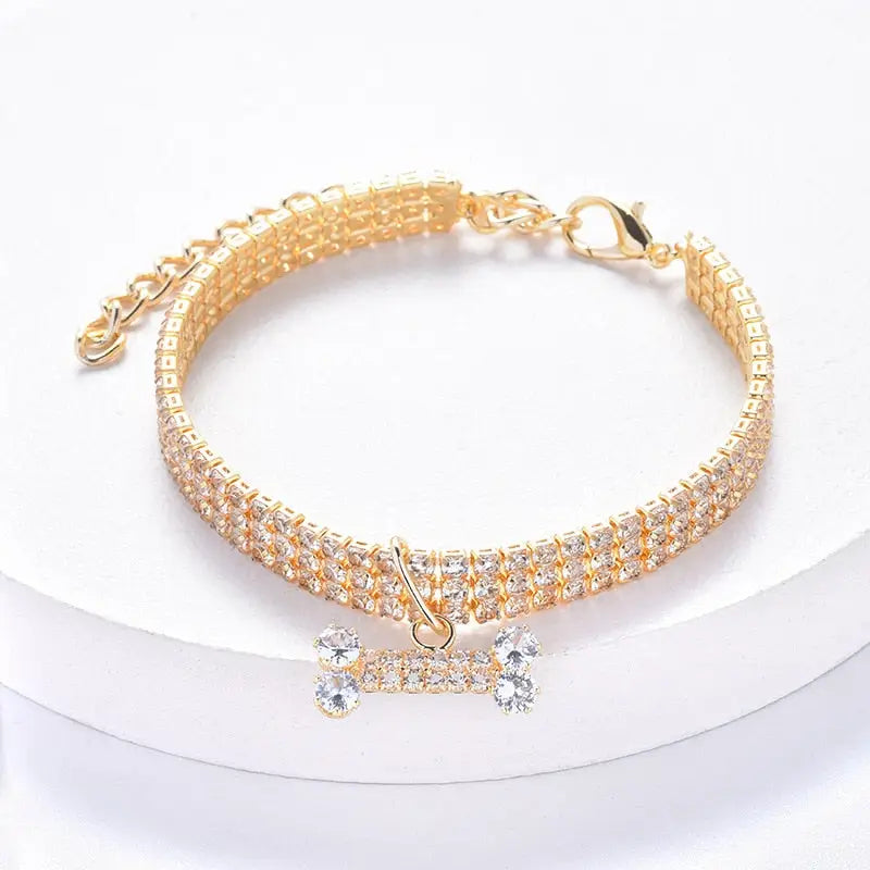 Bracelet en or avec des pierres en cristal dans le collier de chien en diamant avec pendentif en os