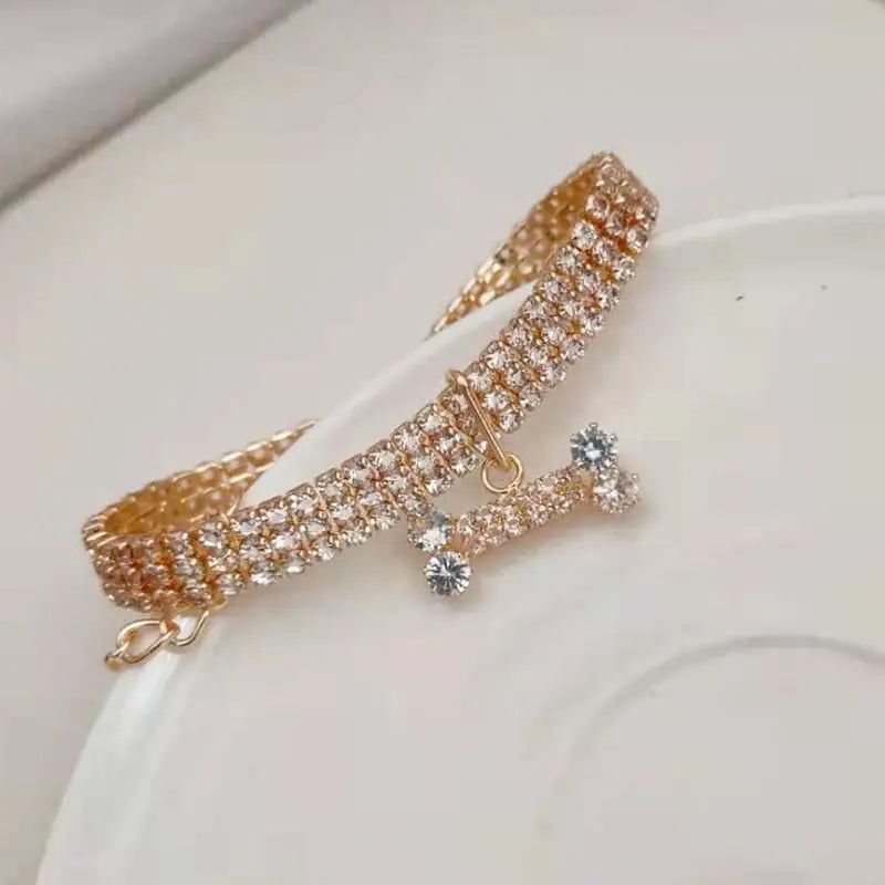 Bracelet en or avec diamants - Elégant Collier Orné présenté dans la collection de colliers pour chiens avec diamants