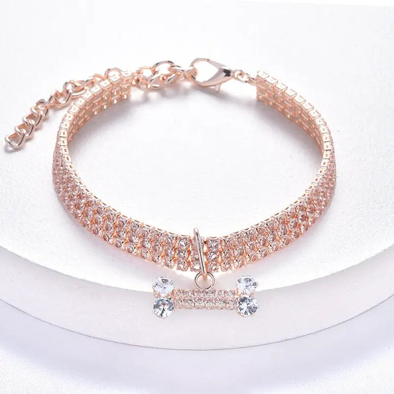 Collier de chien en diamant orné d’un pendentif en os et d’un bracelet en forme de croix