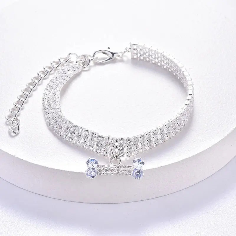 Gros plan sur le collier pour chien en diamant avec pendentif en os - Collier élégant pour animaux de compagnie