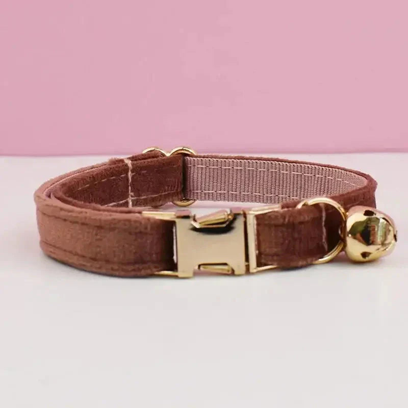 Collier personnalisable en suède marron pour chien avec matériel doré - Sécurité extra