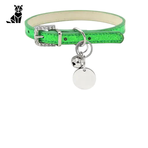 Collier pour chien personnalisé en cuir pailleté vert avec breloque boule argentée par Animal Lovers