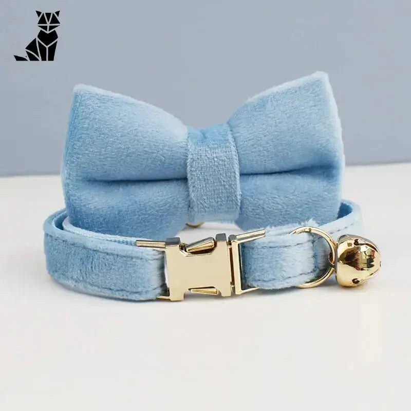 Collier pour chat en velours durable : Nœud papillon bleu avec cloche dorée, résistant à l’usure, parfait pour les chats