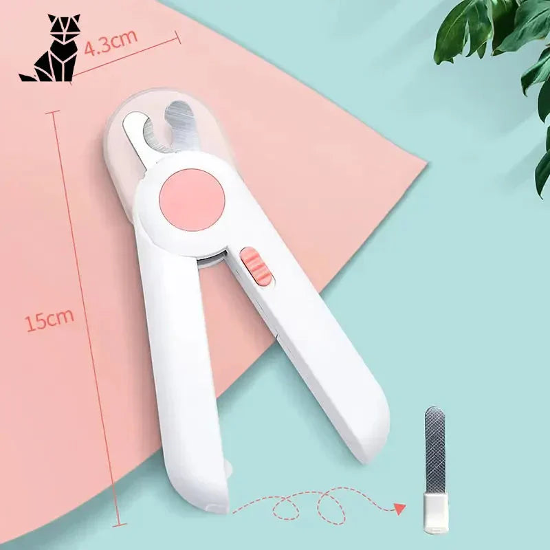 Coupe-ongles précis : Ciseaux blancs et roses pour ongles de chat sur fond rose avec lumière intégrée