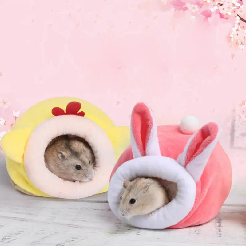 Deux petits hamsters dans un costume lapin, dans le Cozy Cotton House espace privé pour animal