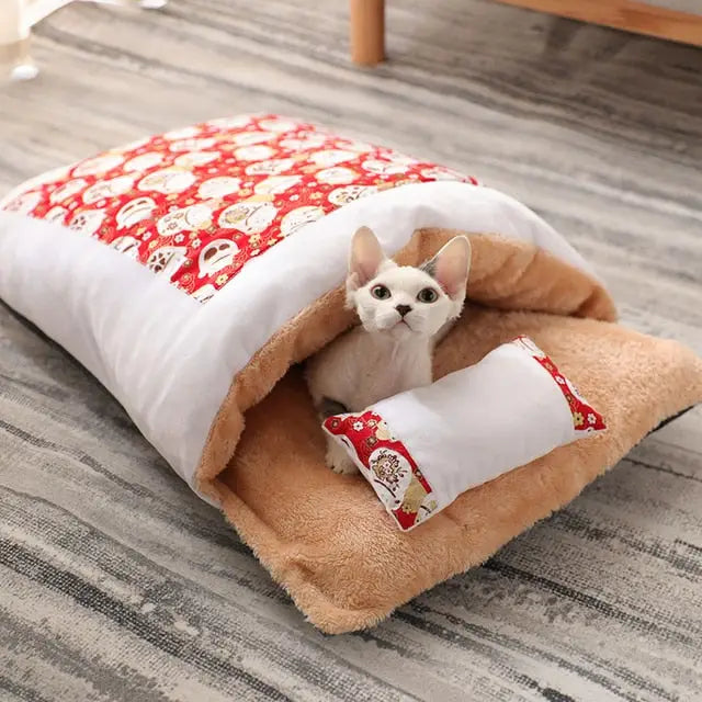 Petit chien dans un petit lit doux, espace Cozy Space for Cats - Confort et Élégance