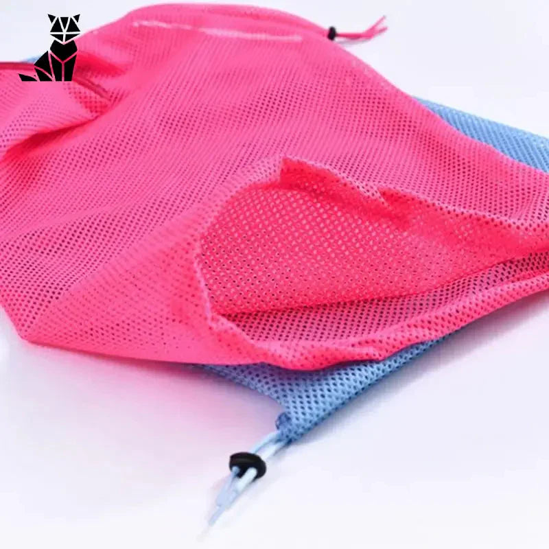 Sac en maille rose avec poignée bleue pour le filet de bain Safe Cat Bath Net, parfait pour les soins des animaux