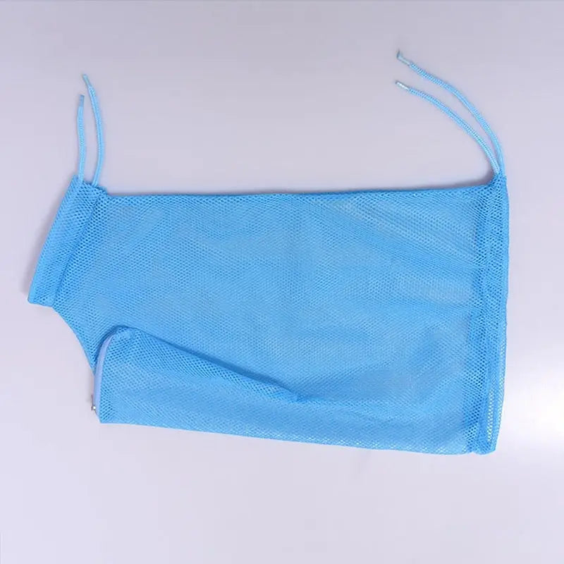 Sac en filet bleu pour le bain des animaux de compagnie sur fond blanc - Filet de bain sûr pour les animaux
