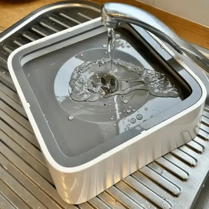 Bassin d’eau OG avec de l’eau s’écoulant de l’évier