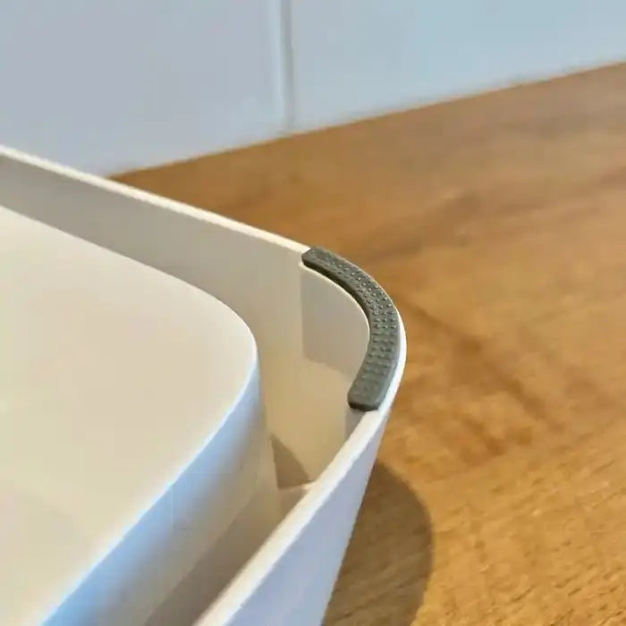 OG Water Basin boîte blanche avec petit récipient en plastique à l’intérieur