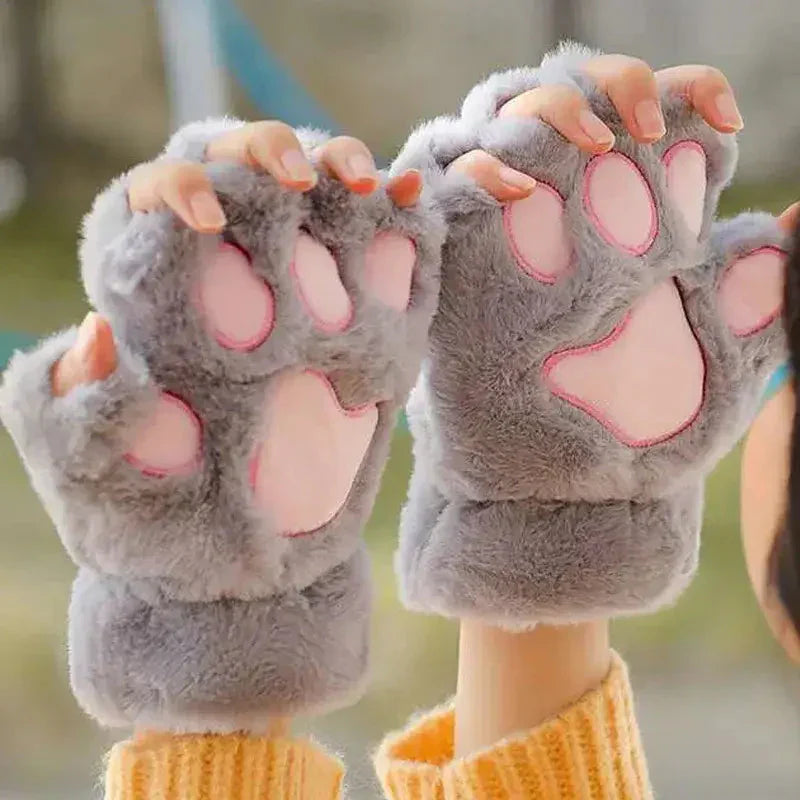 Femme tenant des gants en polaire corail - doux gants avec des pattes grises et roses