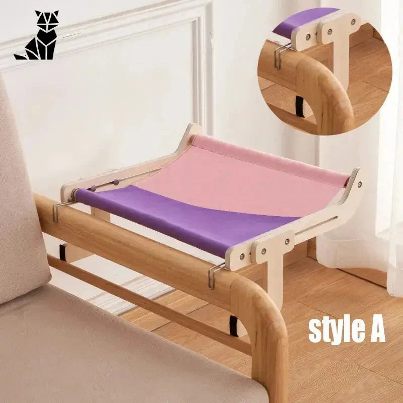 Tabouret en bois avec siège violet, parfait pour compléter le hamac suspendu pour chats