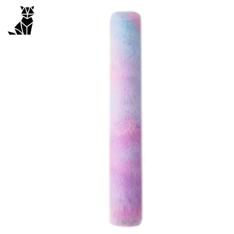 Rouleau de peluche rose et bleu - Jouet interactif en peluche sur fond blanc