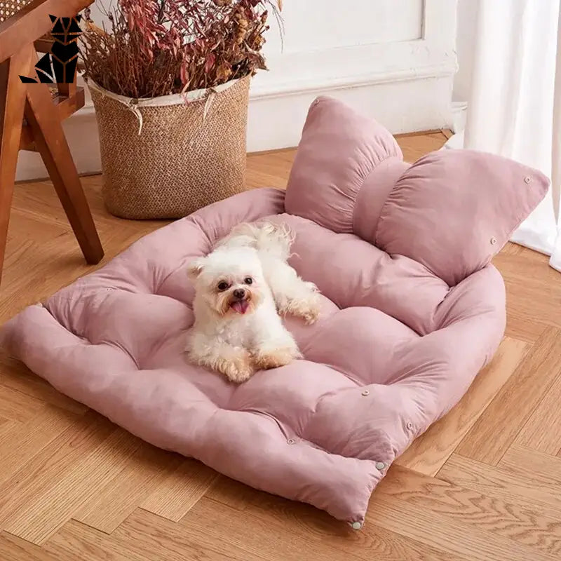 Petit chien couché sur le lit rose de The Multifunction Comfort Nest for Dogs, parfait lit et confort