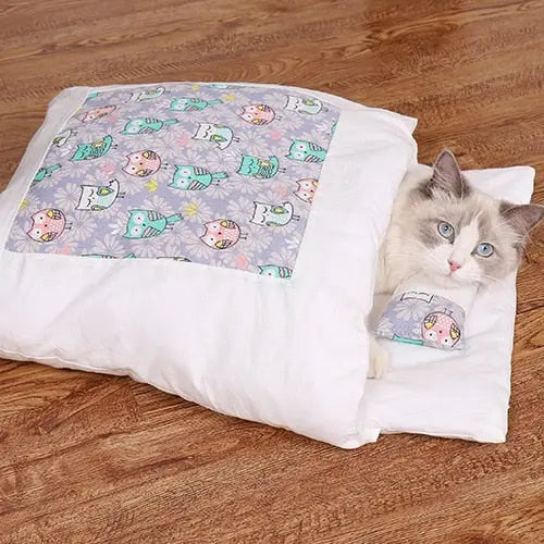 Chat se prélassant sur le lit en coton Cozy Star pour chats, un lit douillet et confortable