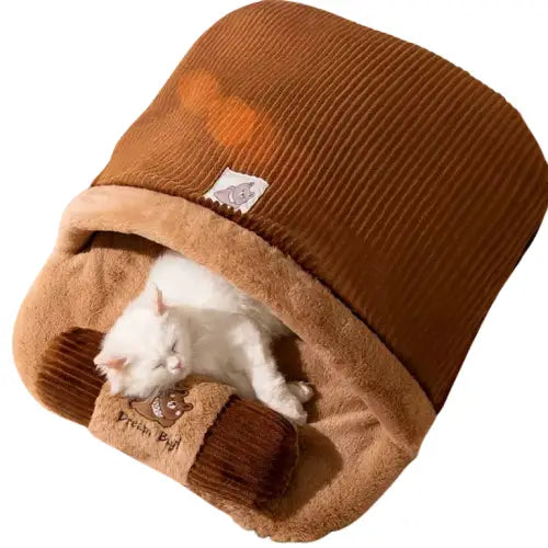 Chat dormant dans une couverture brune sur le sol - Lit d’hiver douillet pour chat couchage amovible Transparent Background