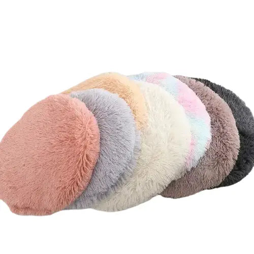 Lit rond pour petits animaux avec une pile de coussins en fourrure moelleux et doux Transparent Background