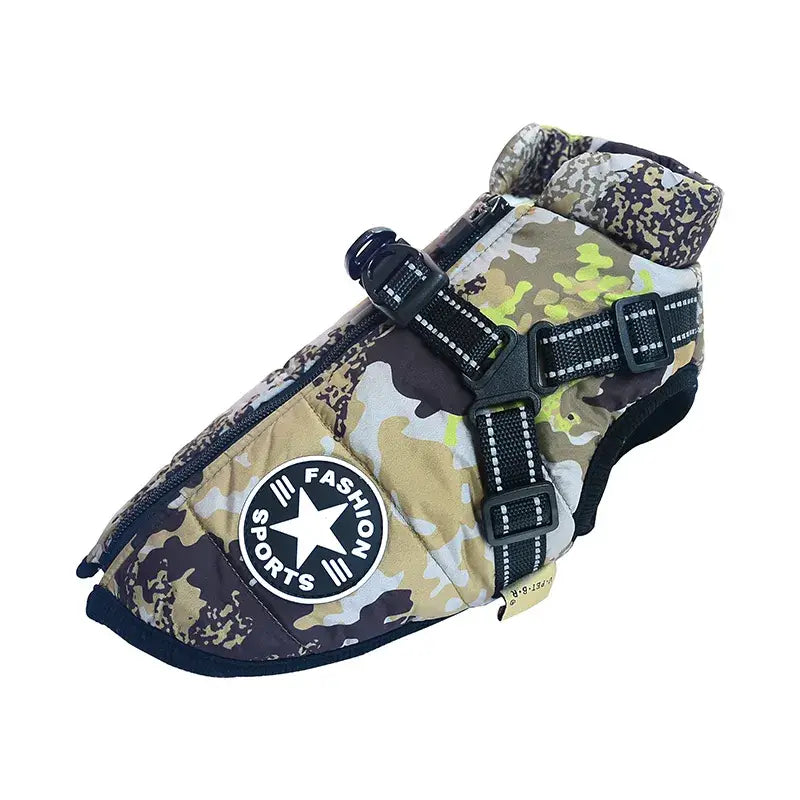 Chien portant un manteau Comfort Coat avec harnais intégré, avec des chaussures de chien en camouflage
