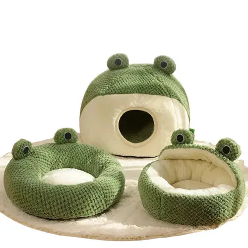 Nid en peluche pour grenouille de dessin animé - Lit grenouille vert avec deux oreillers et un coussin Transparent Background