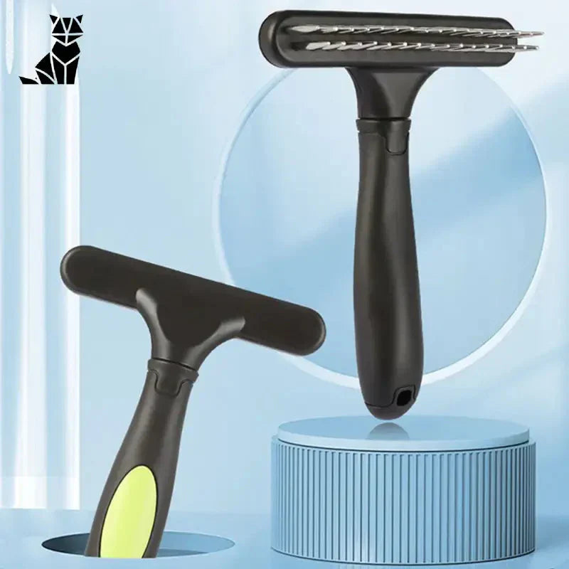 Double Nucleocrat Anti Puces Peigne avec sèche-cheveux noir sur table bleue