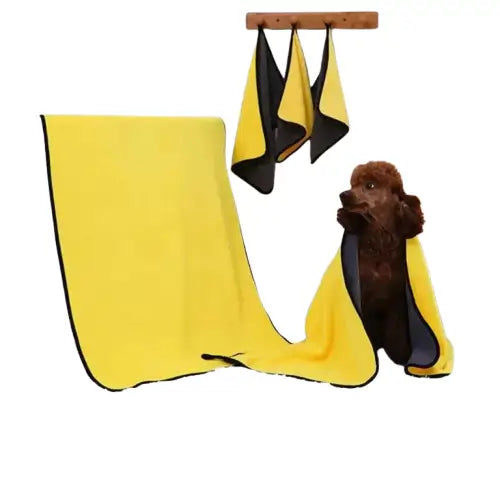 Chien portant un peignoir absorbant assis sur le sol de la salle de bains Transparent Background