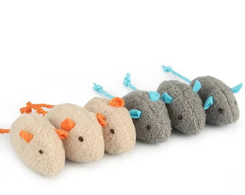 Trois souris en peluche avec de l’herbe à chat pour la stimulation sensorielle, avec des nœuds bleus