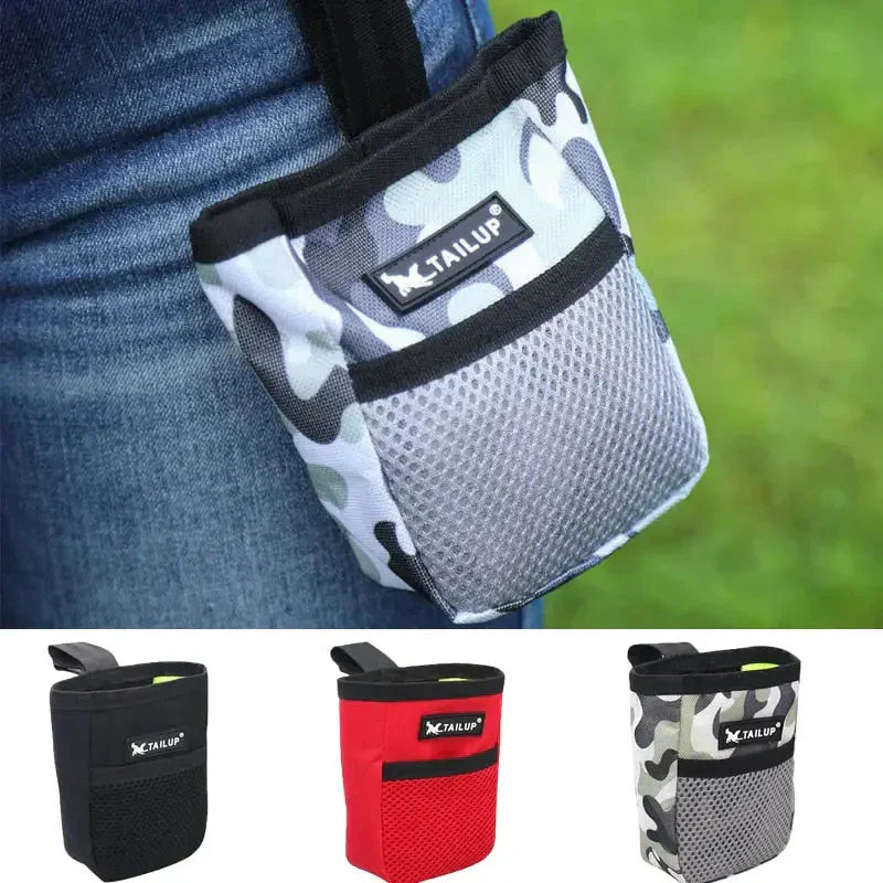 Personne avec un téléphone portable dans sa poche utilisant le sac de récompense pour le dressage de chiens - Accès facile aux friandises, utilisation facile