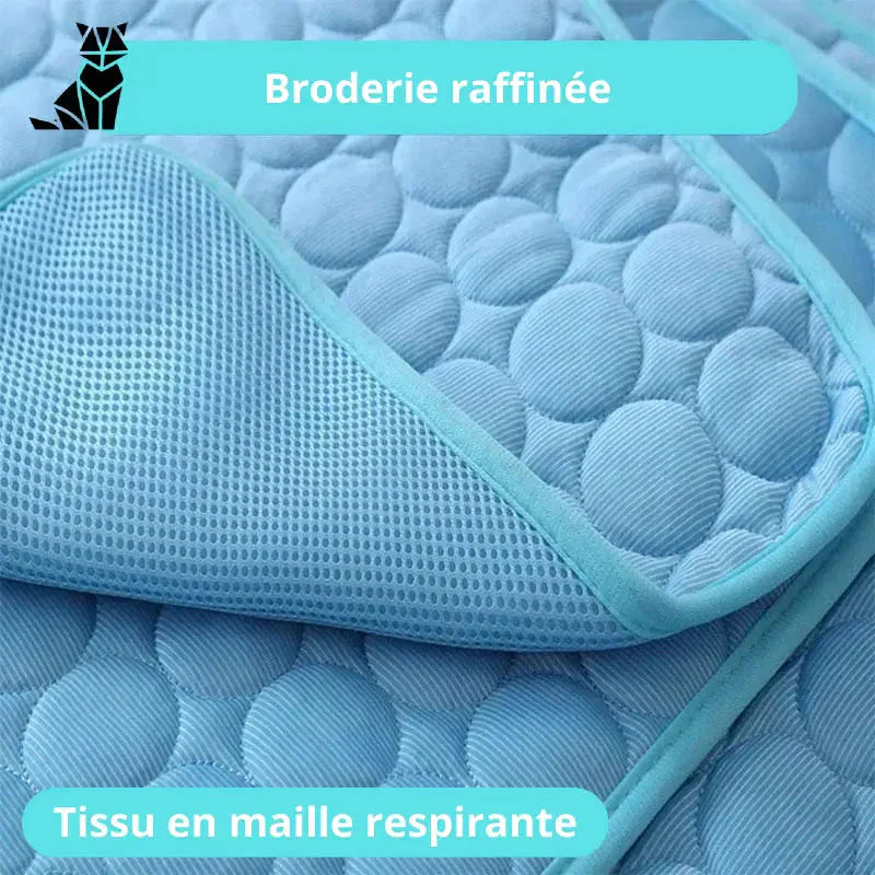 Tapis rafraîchissant pour chien: Matelas bleu avec couverture bleue et oreiller blanc par temps chaud